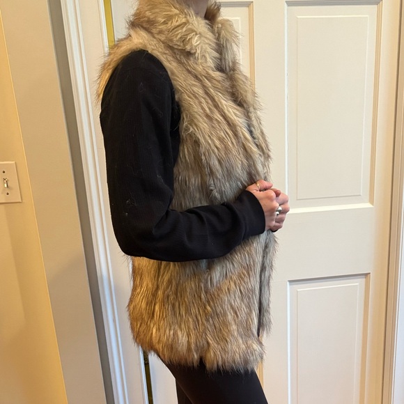 Me Jane Faux Fur Vest - Picture 3 of 5